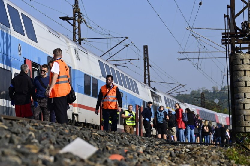 V Praze se srazily dva osobní vlaky, 18 lidí se lehce zranilo