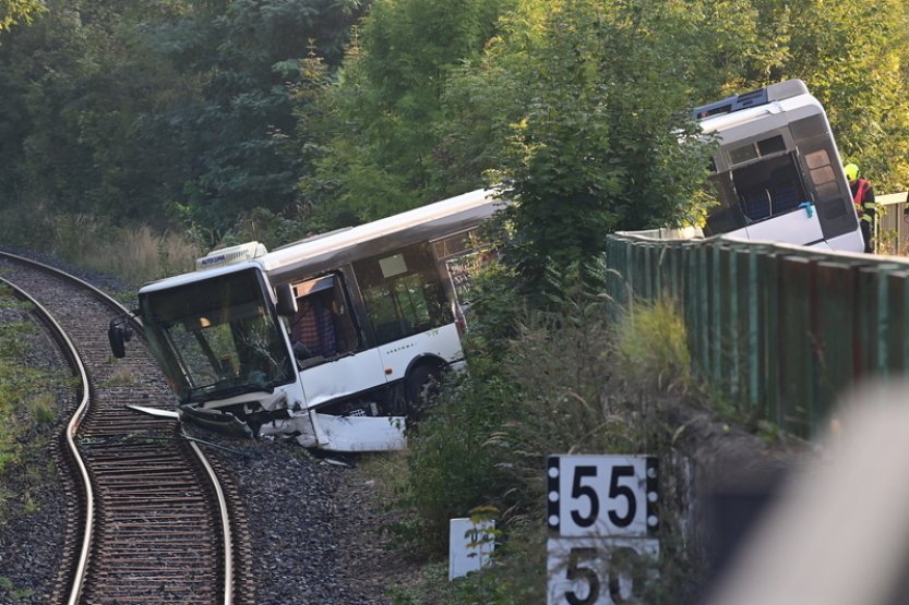 V Karlových Varech sjel autobus MHD po nehodě do kolejí, 17 zraněných