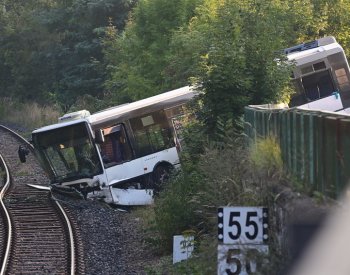 V Karlových Varech sjel autobus MHD po nehodě do kolejí, 17 zraněných