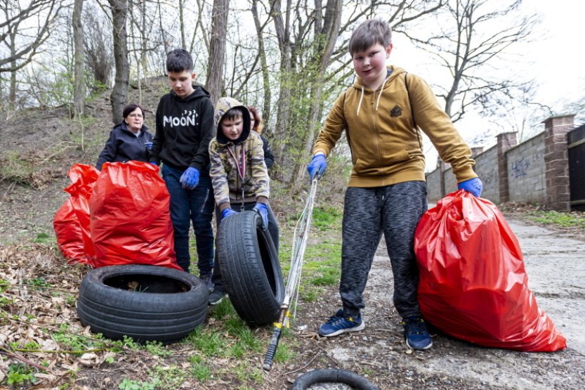 Po celém Česku dnes budou dobrovolníci uklízet přírodu, města a obce