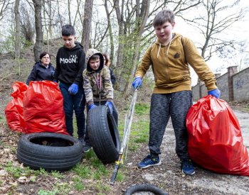 Po celém Česku dnes budou dobrovolníci uklízet přírodu, města a obce