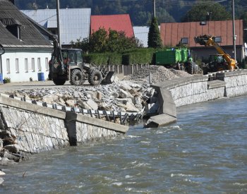 Hasiči v záplavami poničené České Vsi instalují novou mostní konstrukci