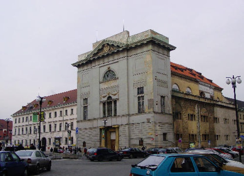 Stát nabídne v dražbě Národní dům na Vinohradech a dům U Hybernů v Praze