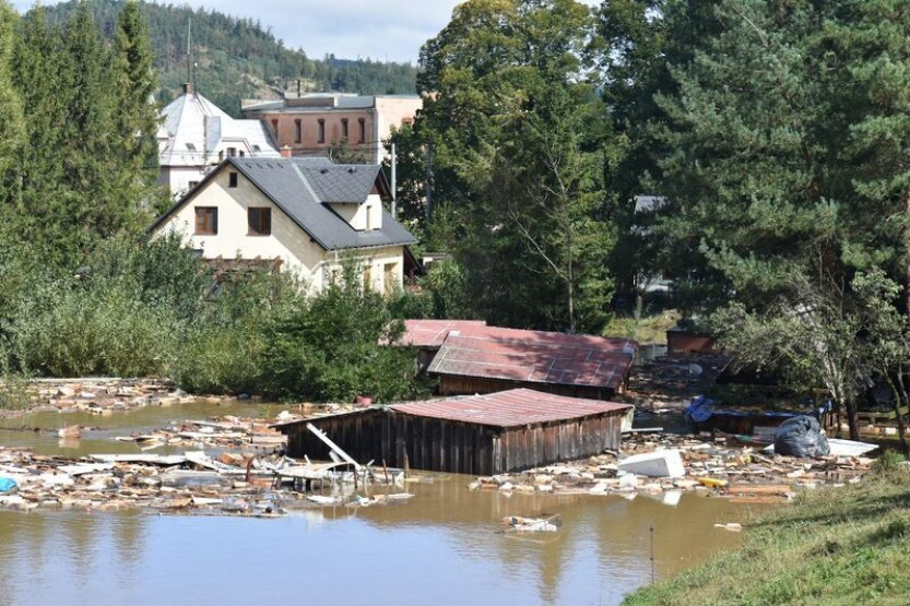 Začala demolice domů v Zátoru, majitel prvního chce znovu stavět, ale ne u vody