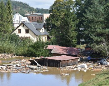 Začala demolice domů v Zátoru, majitel prvního chce znovu stavět, ale ne u vody