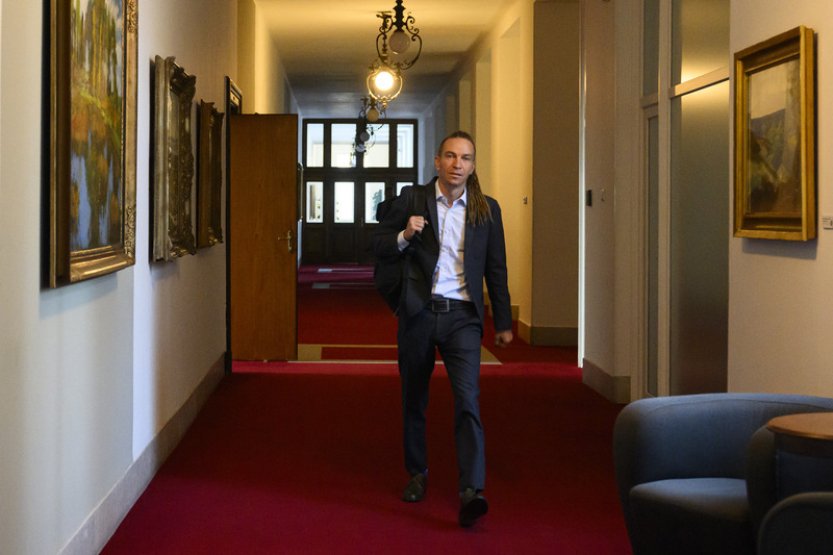 Piráti opouštějí vládu, MMR má řídit Jurečka, premiér podpořil Lipavského
