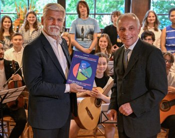 Prezident Pavel přijel vlakem na návštěvu Rakouska, v Prátru se setkal s krajany