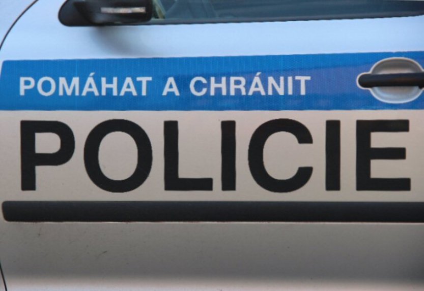 Policie zasahuje v domě v Plasích, kde se v září odehrál tragický domácí porod