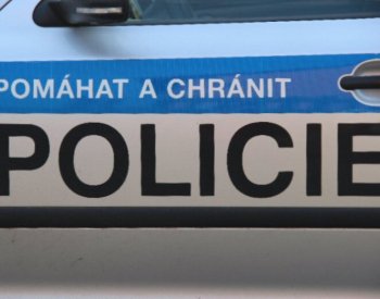 Policie zasahuje v domě v Plasích, kde se v září odehrál tragický domácí porod