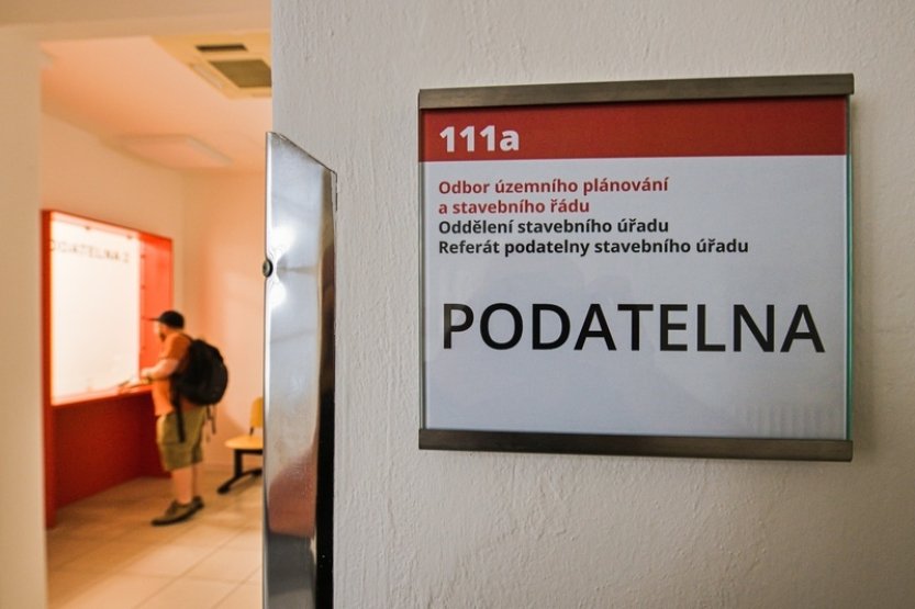 Stavebníci a úředníci budou moci dočasně vyřizovat žádosti původní formou