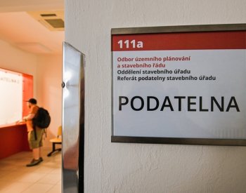 Stavebníci a úředníci budou moci dočasně vyřizovat žádosti původní formou