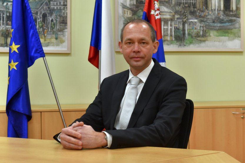 Fialova vláda bude mít dva nové členy, Pavel jmenuje ministry Vlčka a Kulhánka