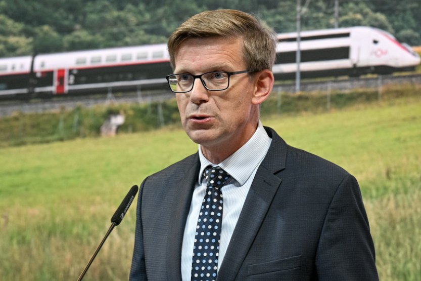 Vláda nesouhlasí se zvýšením platů ústavních činitelů o 13 procent
