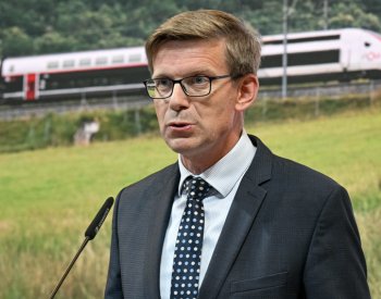 Vláda nesouhlasí se zvýšením platů ústavních činitelů o 13 procent
