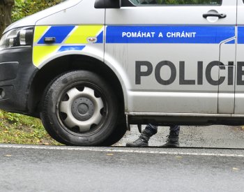 Policisté se zabývají nálezem novorozence v kontejneru v Ústí