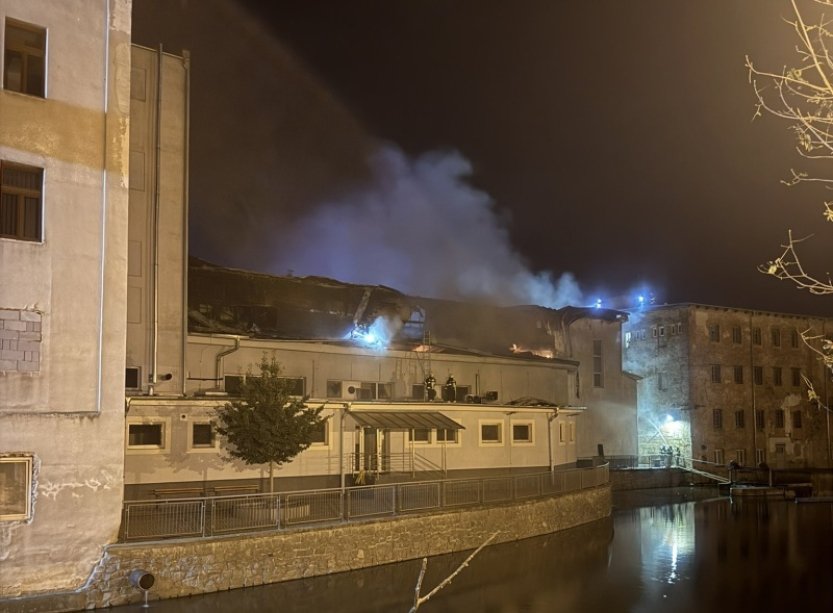 V centru Berouna hoří pekárny, evakuováno bylo 54 lidí