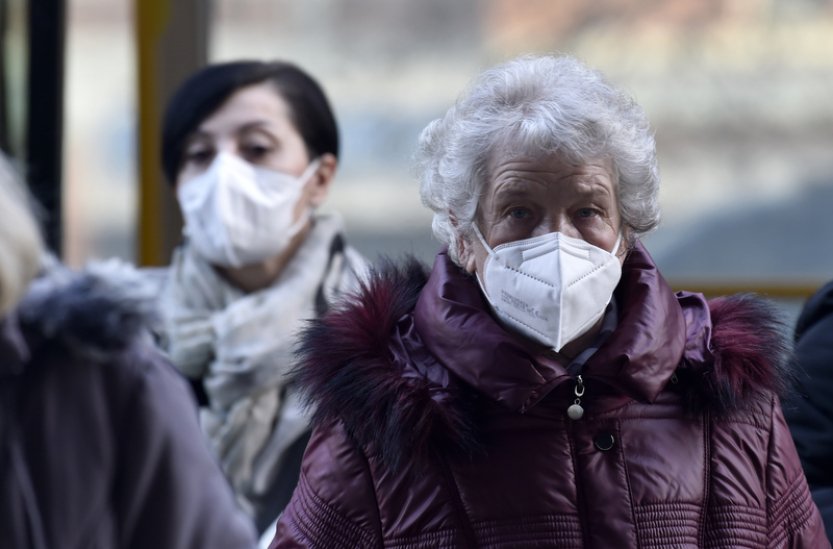S chladným počasím přibylo nemocných, hlavně seniorů s chřipkou či covidem-19