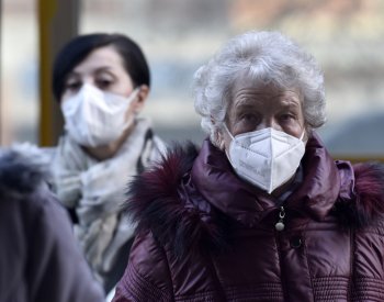 S chladným počasím přibylo nemocných, hlavně seniorů s chřipkou či covidem-19