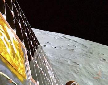 Na lunární povrch vyjelo z přistávacího modulu indické vozítko Pragján