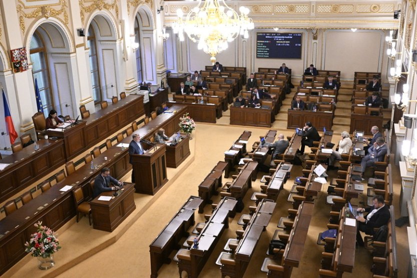 Poslanci rozhodnou o podpoře postižených povodní, čeká je debata o platech