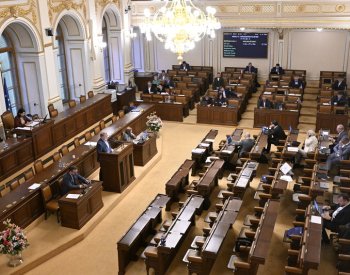Poslanci rozhodnou o podpoře postižených povodní, čeká je debata o platech
