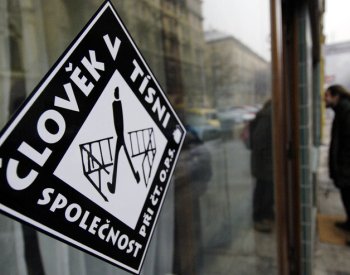 Organizace usilují o změny srážek ze mzdy, dávek a nezabavitelné částky dlužníků