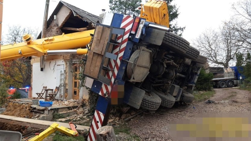 Na Berounsku se převrátil jeřáb na dva domy, jeden člověk je zraněný