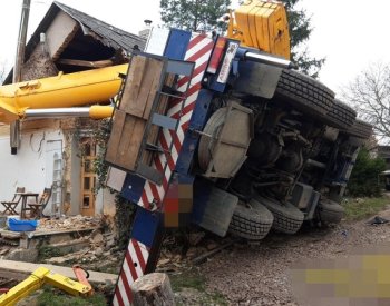 Na Berounsku se převrátil jeřáb na dva domy, jeden člověk je zraněný