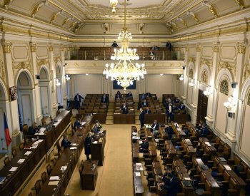 Poslanci budou pokračovat v debatě o důchodech a řešit stavební řízení