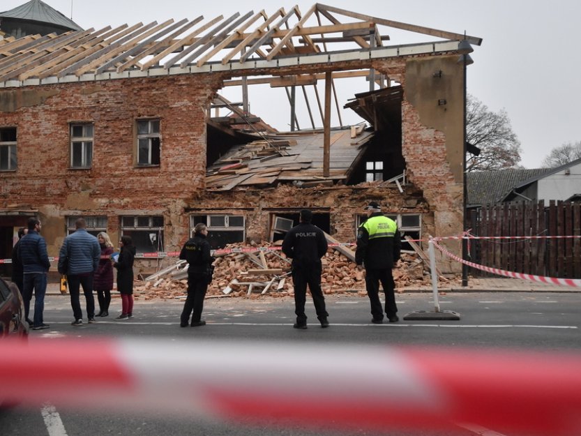 V Novém Boru se zřítila bývalá restaurace, část ulice T. G. Masaryka je uzavřená