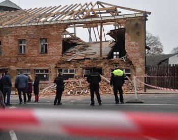 V Novém Boru se zřítila bývalá restaurace, část ulice T. G. Masaryka je uzavřená