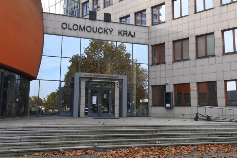 Detektivové obvinili v olomoucké kauze dopravních zakázek dalších 5 lidí a firmu