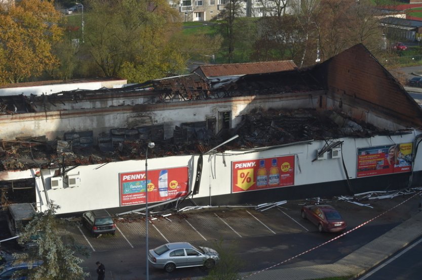Za nechtěné zapálení Penny Marketu v Chodově dostal mladík podmínku