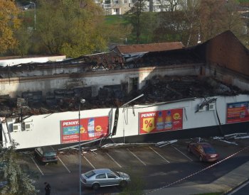 Za nechtěné zapálení Penny Marketu v Chodově dostal mladík podmínku