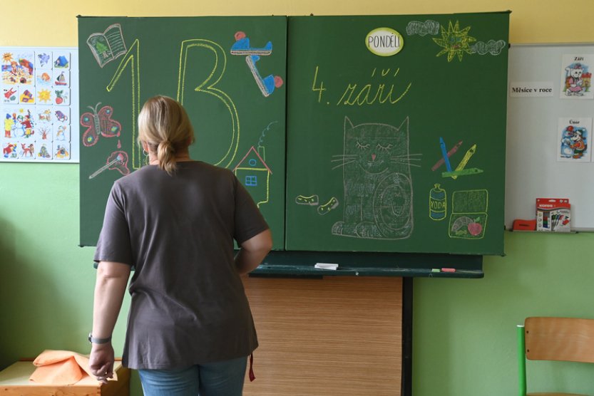 Návrh nařízení: Od ledna vzrostou tarify učitelům o 7 pct, ostatním o 1400 Kč