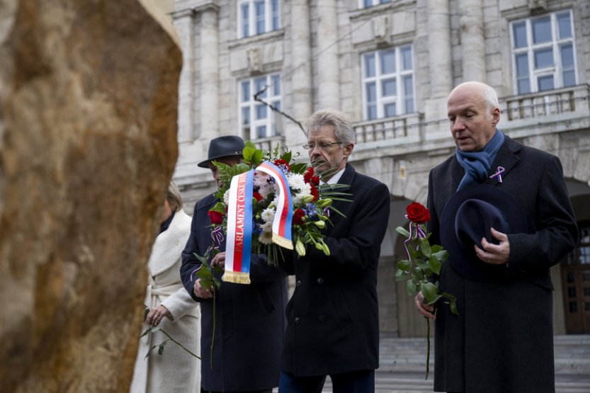 Vystrčil uctil dnes ráno památku obětí střelby na FF UK