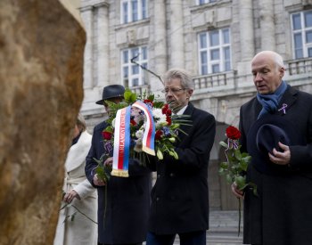 Vystrčil uctil dnes ráno památku obětí střelby na FF UK