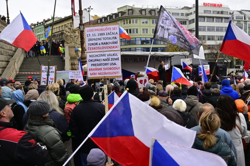 Odpůrci pomoci Ukrajině se sešli před Národním muzeem