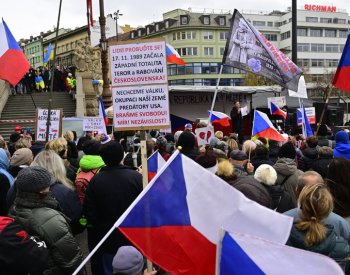 Odpůrci pomoci Ukrajině se sešli před Národním muzeem
