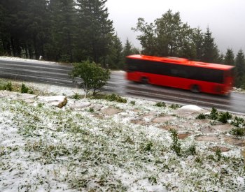 Na cestách v Krkonoších a Orlických horách leží sníh, na hřebenech deset cm