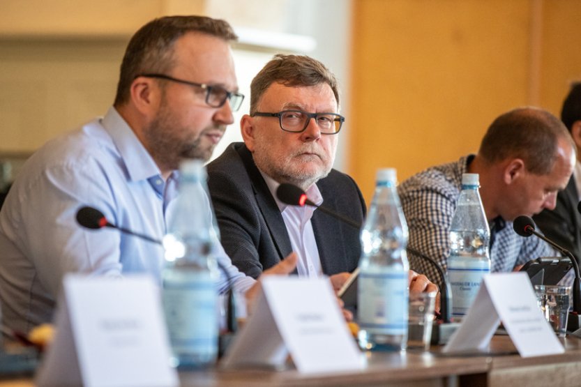 ŽIVĚ: TK po setkání členů vlády se zástupci samospráv postižených povodněmi v Olomouckém kraji