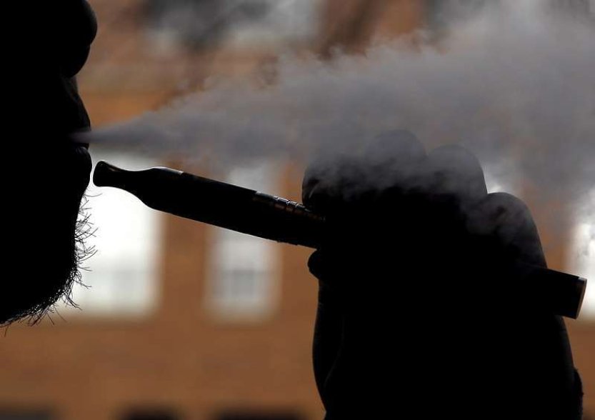 Experti doporučují zakázat u e-cigaret příchutě sladkostí a pestrobarevné obaly