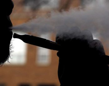 Experti doporučují zakázat u e-cigaret příchutě sladkostí a pestrobarevné obaly