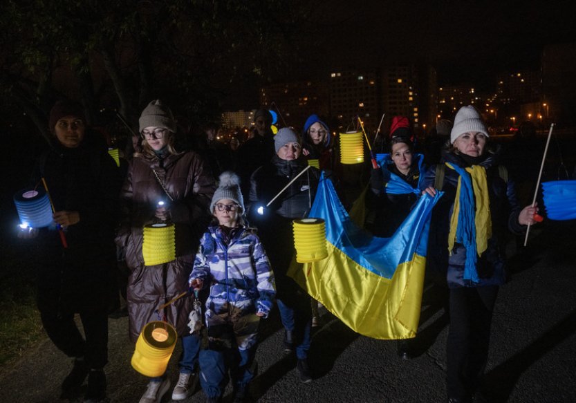 V Praze lidé s lampiony připomněli 1000 dní války na Ukrajině