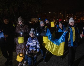 V Praze lidé s lampiony připomněli 1000 dní války na Ukrajině