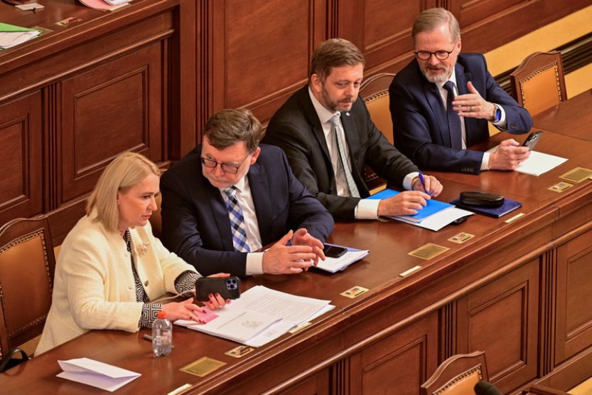 Poslanci navrhli přesuny peněz v rozpočtu za 224 miliard