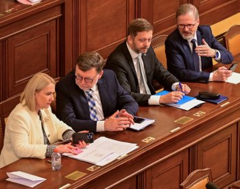 Poslanci navrhli přesuny peněz v rozpočtu za 224 miliard