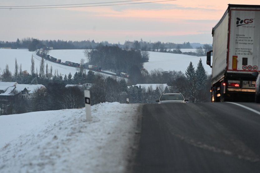 Na Moravě a ve Slezsku napadlo několik cm sněhu, komplikuje dopravu
