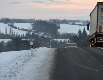 Na Moravě a ve Slezsku napadlo několik cm sněhu, komplikuje dopravu