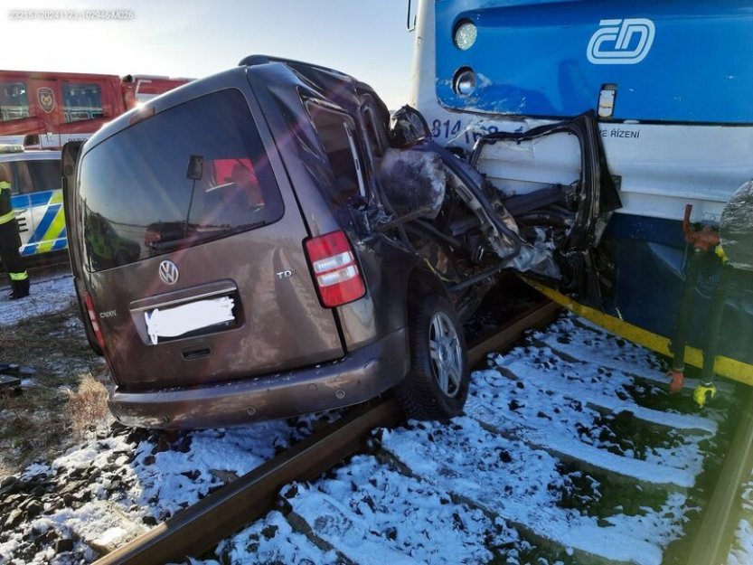 U Mšena se srazilo osobní auto s vlakem, dva lidé ve voze nehodu nepřežili